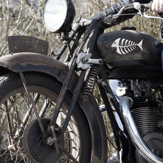 Fishbone Motiv auf Oldtimer Motorrad Tank aufgeklebt.