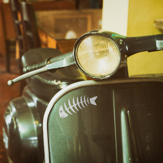 Ansicht Aufkleber Fishbone auf dem Fussschild einer Vespa