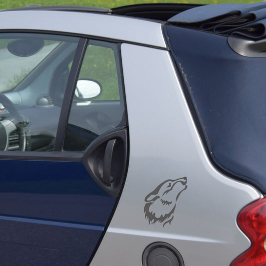 Autoaufkleber heulender Wolf aufgeklebt auf einem Auto.