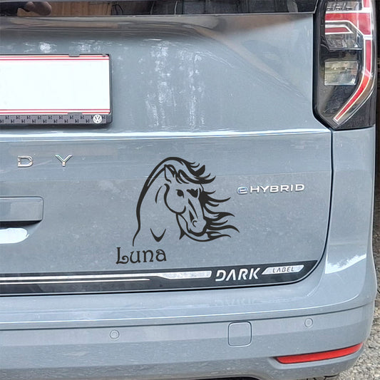 Pferdekopf mit Wunschtext montiert auf eine Auto-Heckklappe.