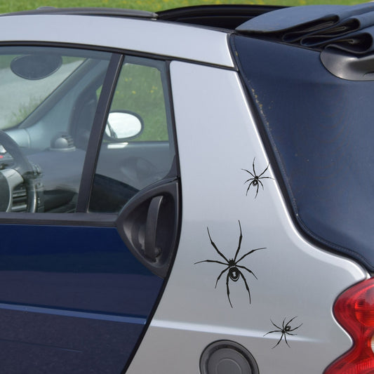 Mehrere Aufkleber schwarze Witwe auf einem Auto.