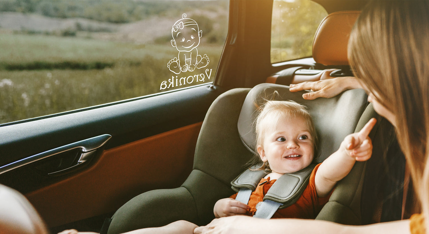 Baby im Auto mit Autoaufkleber am Fenster