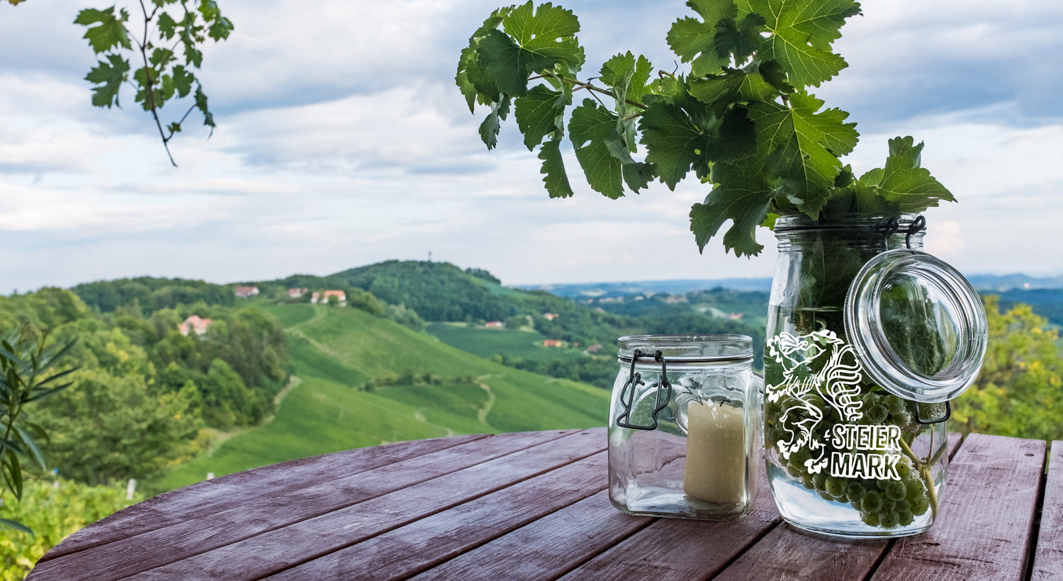 Glas mit Steiermark Aufkleber auf Tisch in der Steiermark