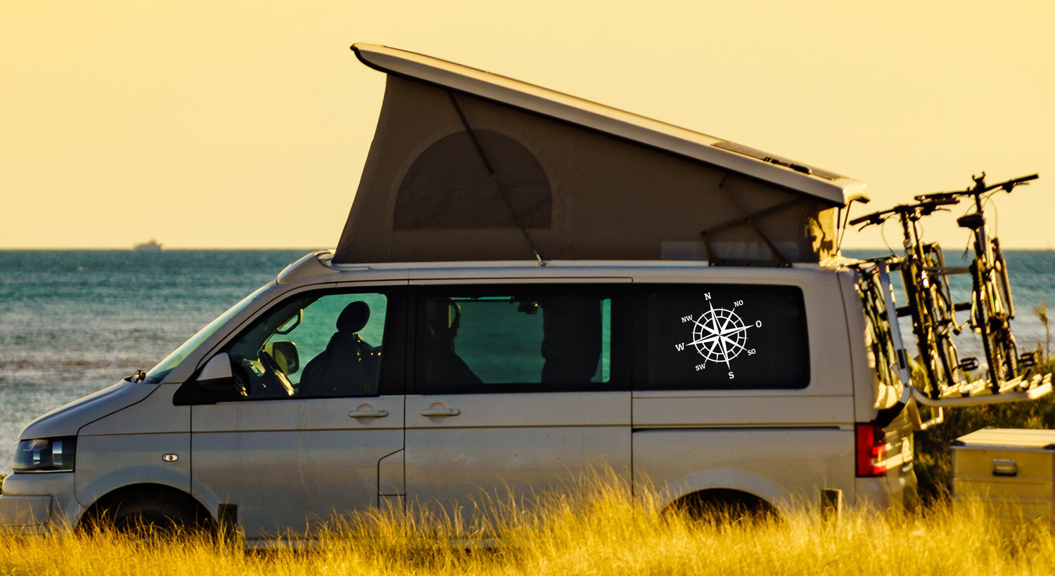 Campingbus am Meer mit Kompass Autoaufkleber