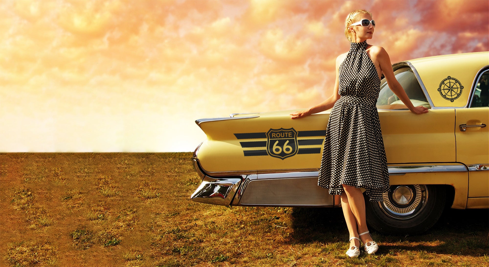 Frau lehnt an gelbem Oldtimer mit Autotattoos